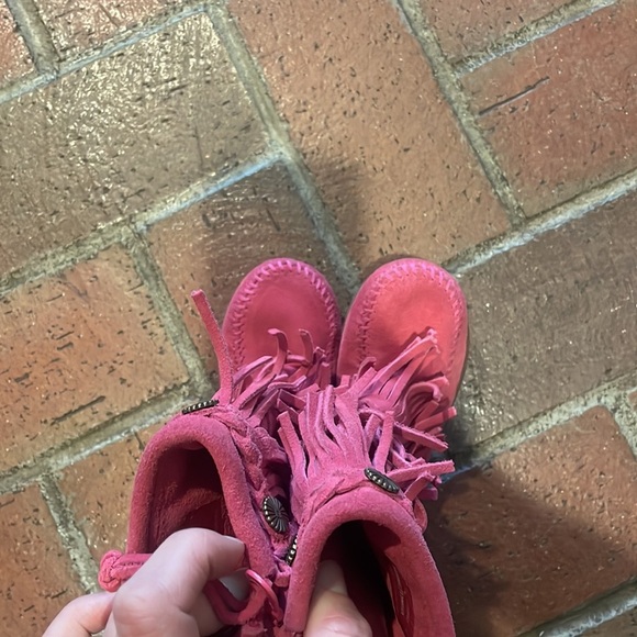 Pink Minnetonka 3 Layer Fringe Kids Boots - Picture 7 of 7